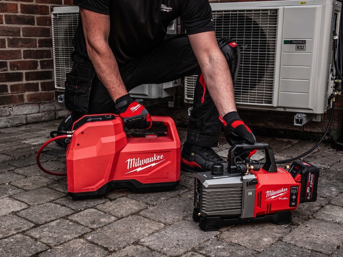 Насос вакуумний аккумуляторный бесщёточный Milwaukee M18 — аккумуляторное решение для сервисных выездов HVAC