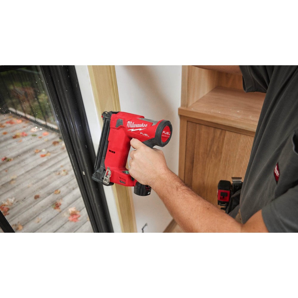 Аккумуляторный гвоздезабиватель Milwaukee M12 FCN18GS-0X