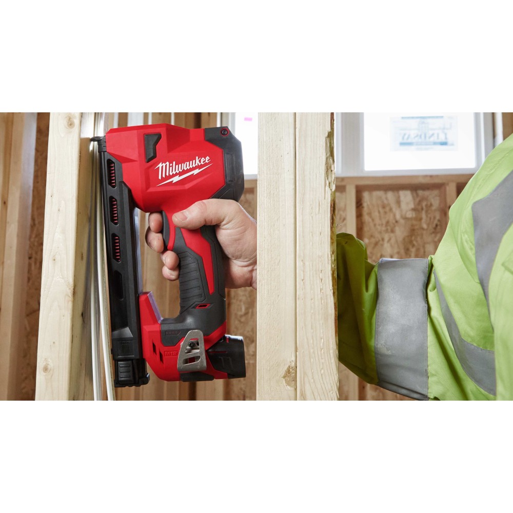 Аккумуляторный степлер для кабеля Milwaukee M12 BCST-0