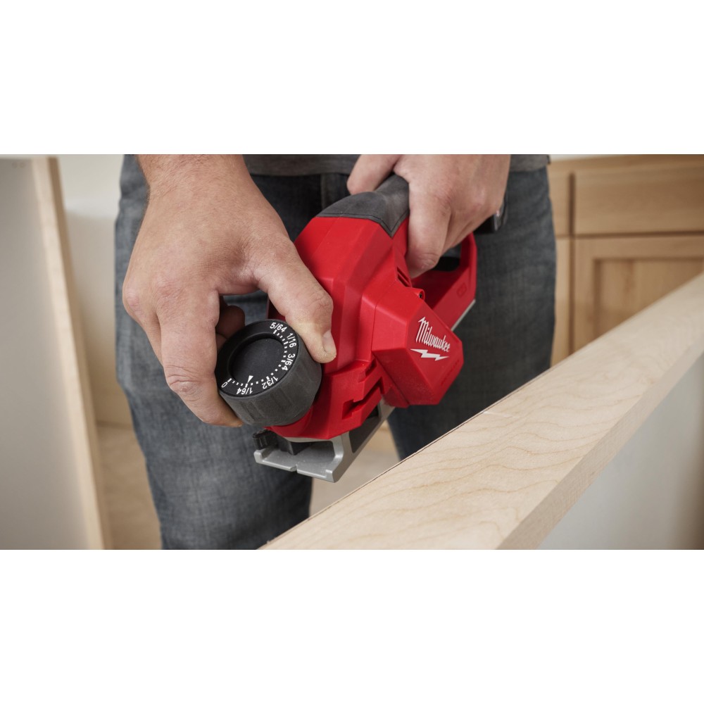 Аккумуляторный рубанок Milwaukee M12 BLP-0X