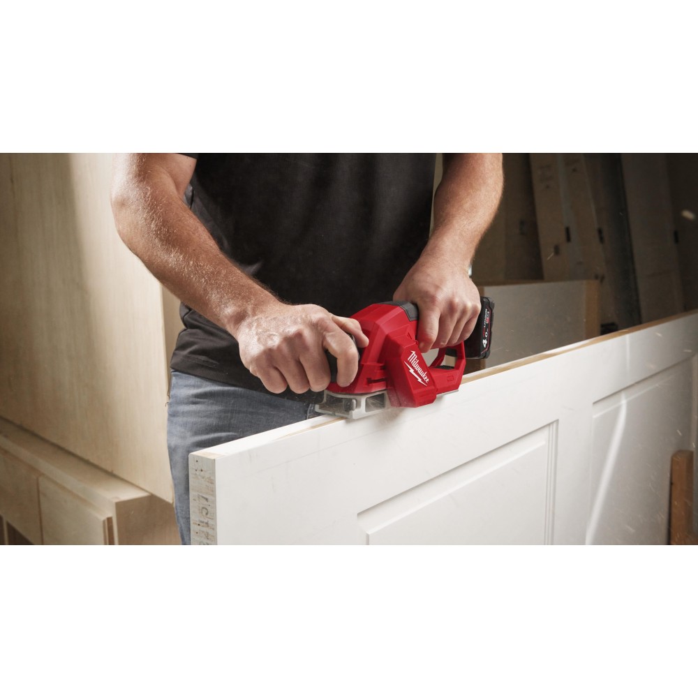 Аккумуляторный рубанок Milwaukee M12 BLP-402X