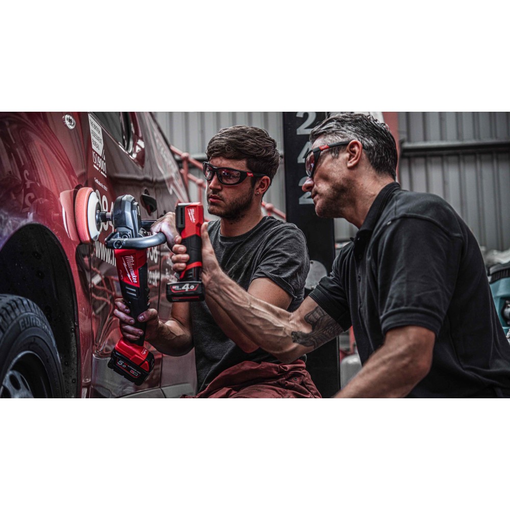 Аккумуляторный фонарь ДЛЯ ЦВЕТОПОДБОРА Milwaukee M12 CML-401