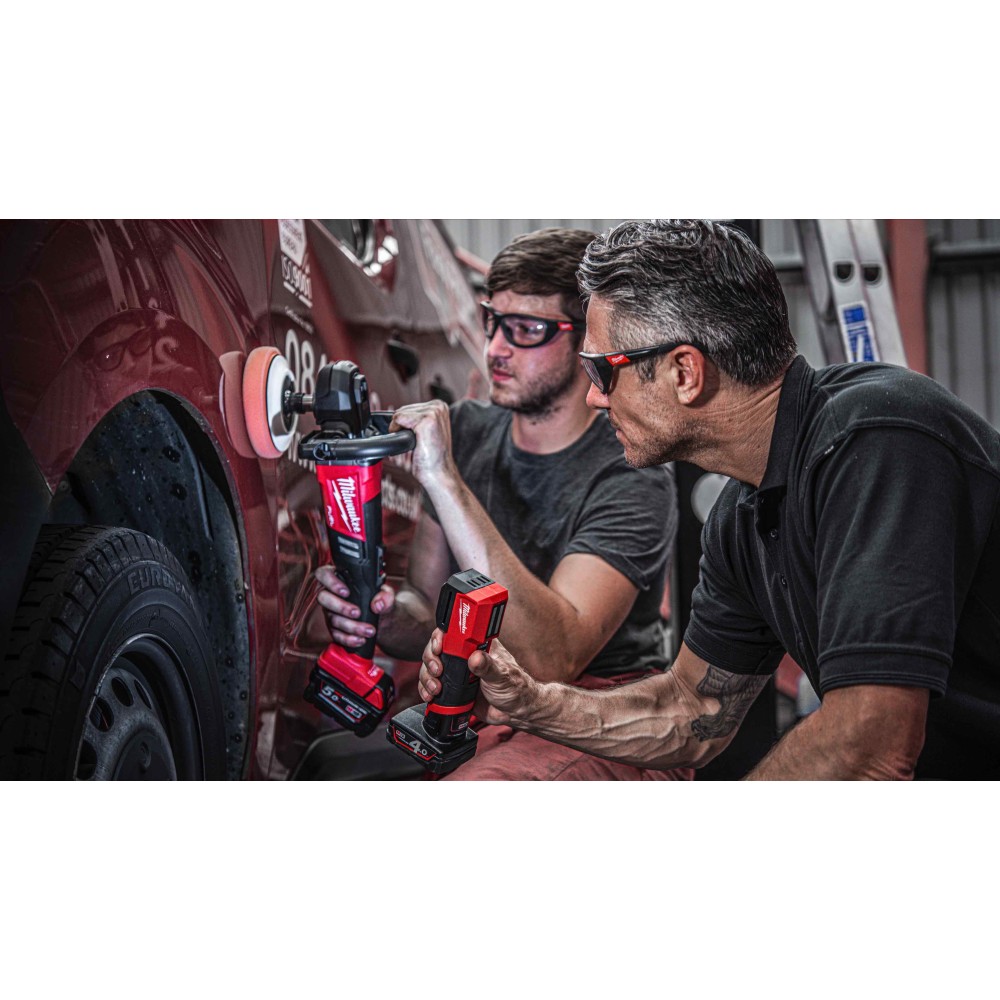 Аккумуляторный фонарь ДЛЯ ЦВЕТОПОДБОРА Milwaukee M12 CML-401