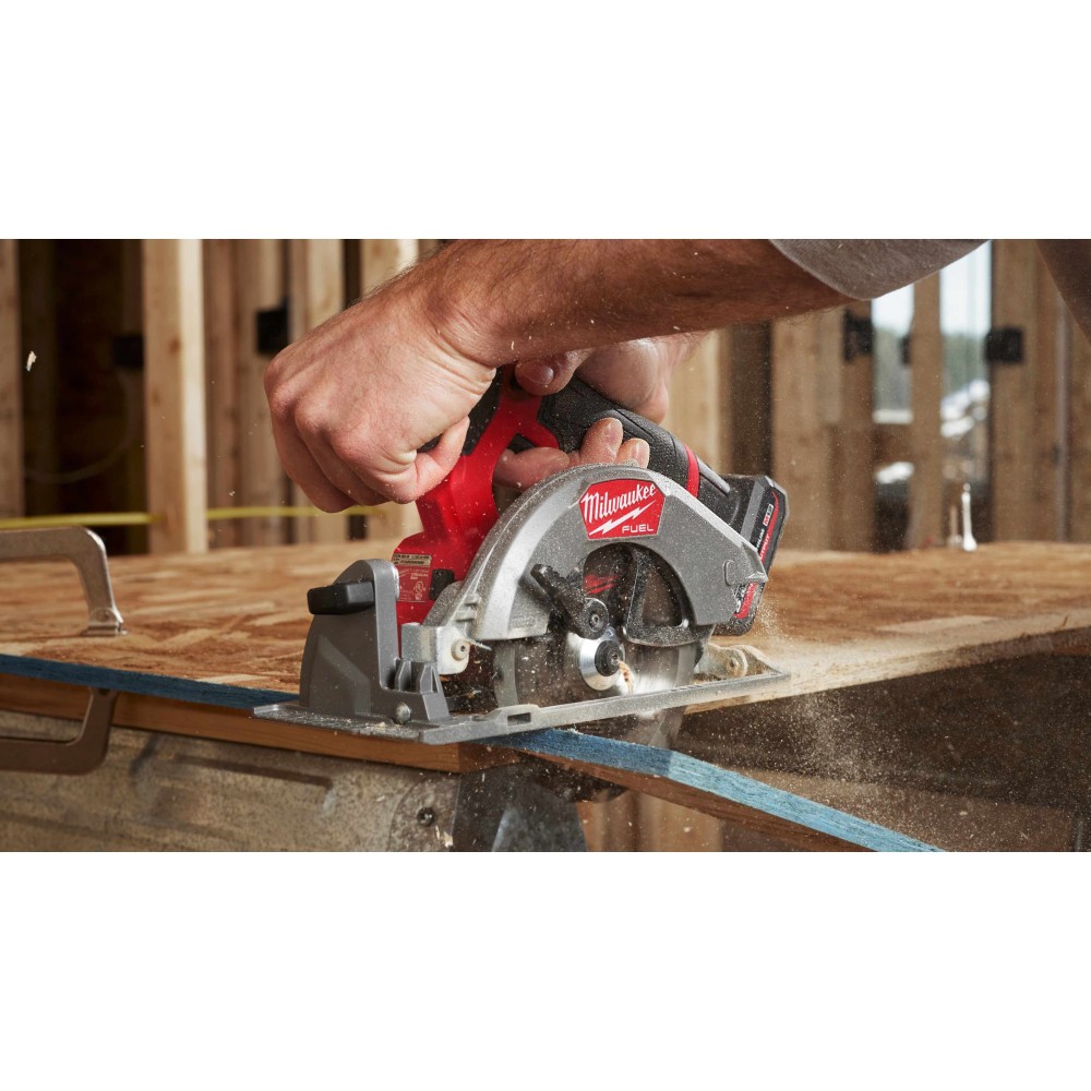 Аккумуляторная циркулярная пила Milwaukee M12 FUEL FCS442-502X