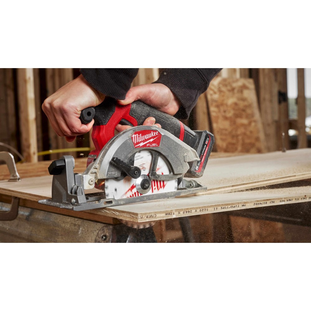 Аккумуляторная циркулярная пила Milwaukee M12 FUEL FCS442-0