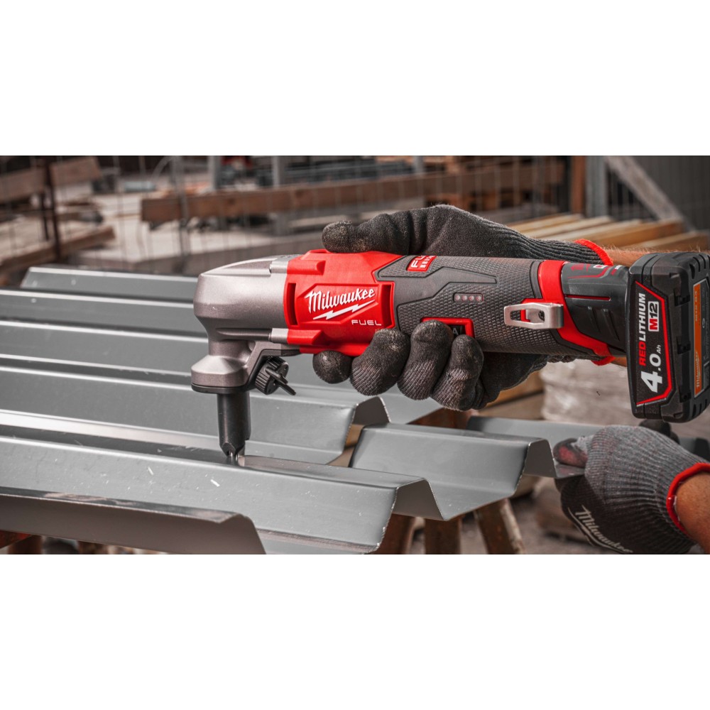 Аккумуляторные ножницы вырубные Milwaukee M12 FUEL FNB16-0X