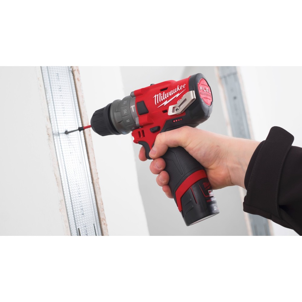 Аккумуляторная ударная дрель шуруповерт со сменным патроном Milwaukee M12 FUEL FPDXKIT-202X