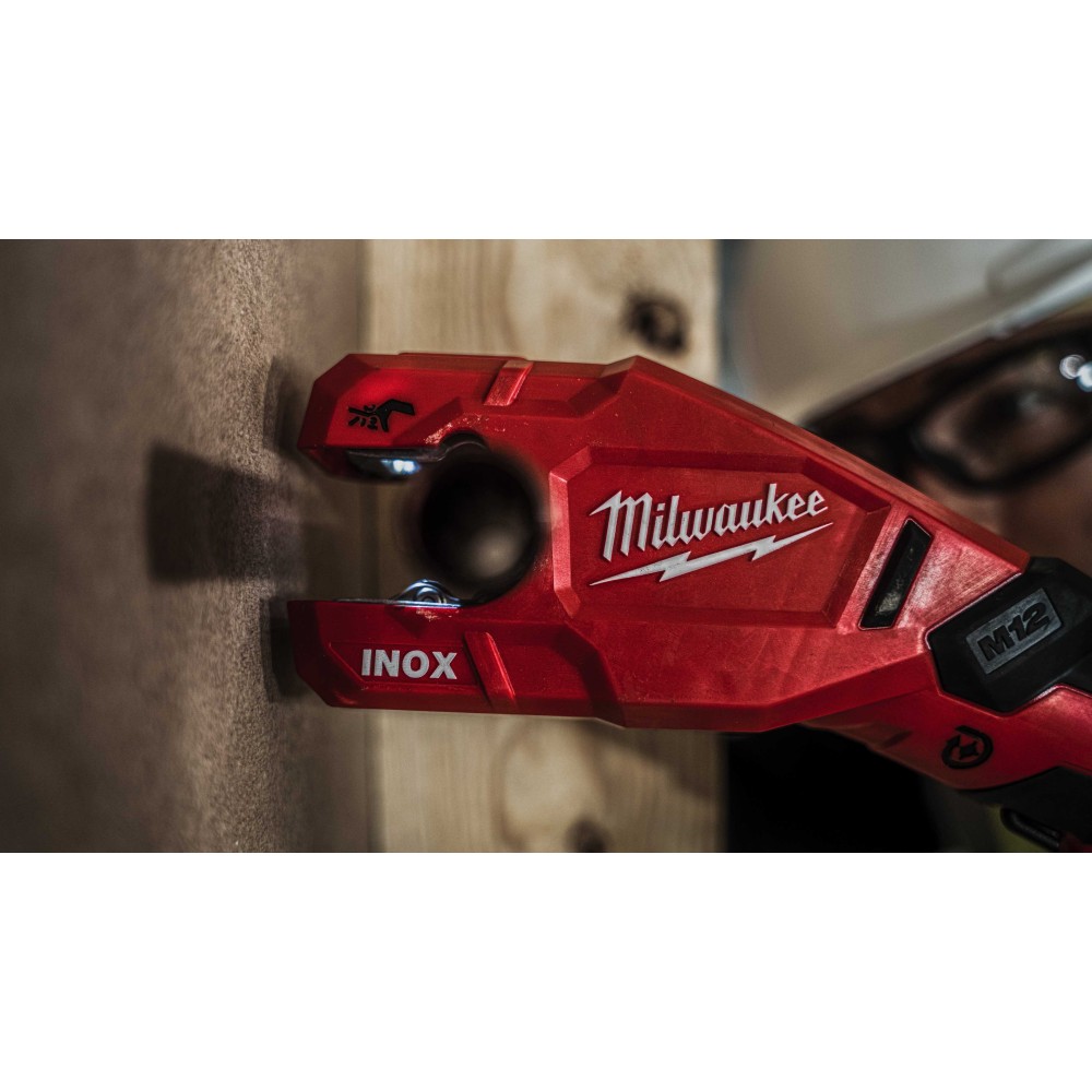 Аккумуляторный труборез для нержавеющей стали Milwaukee M12 PCSS-202C