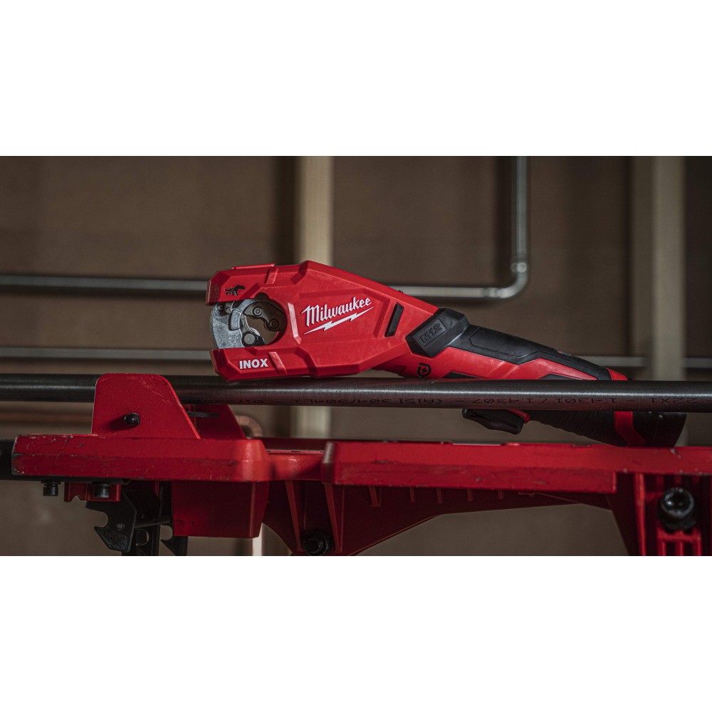 Аккумуляторный труборез для нержавеющей стали Milwaukee M12 PCSS-0