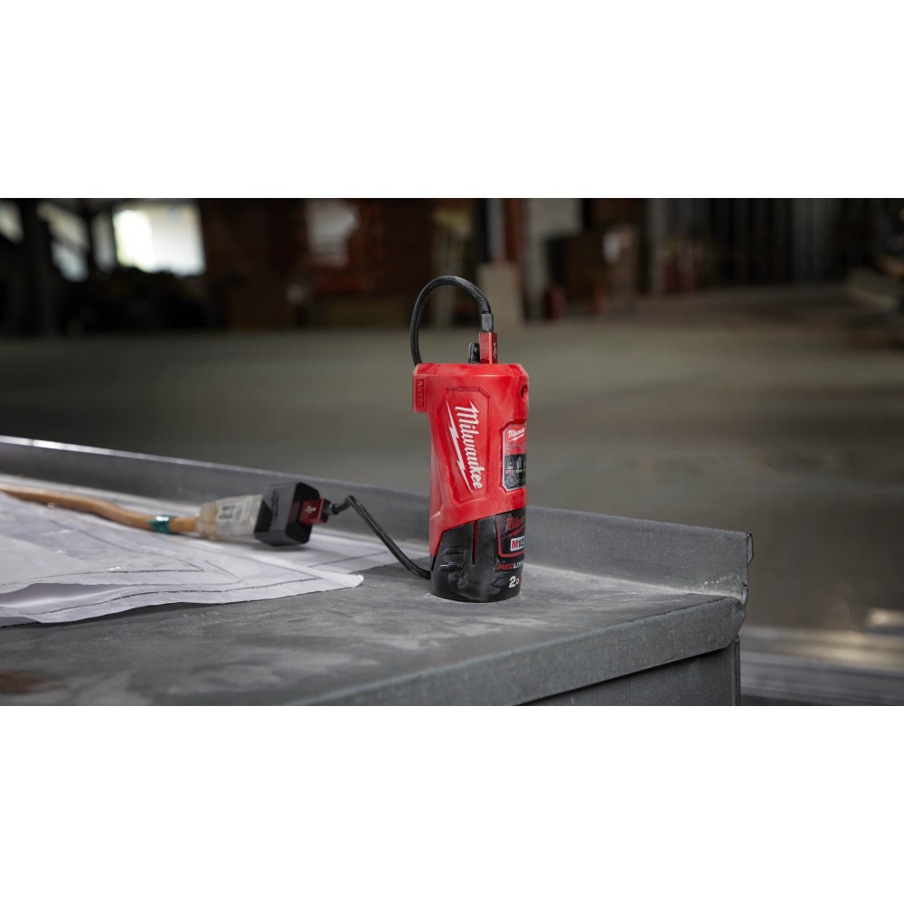 Дорожное зарядное устройство Milwaukee M12 TC