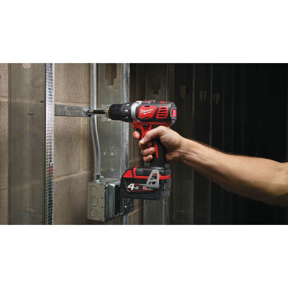 Дрель - шуруповерт Milwaukee M18 BDD-402C