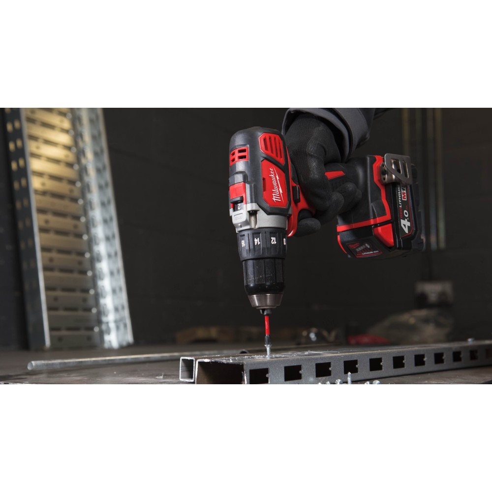 Дрель - шуруповерт Milwaukee M18 BDD-402C