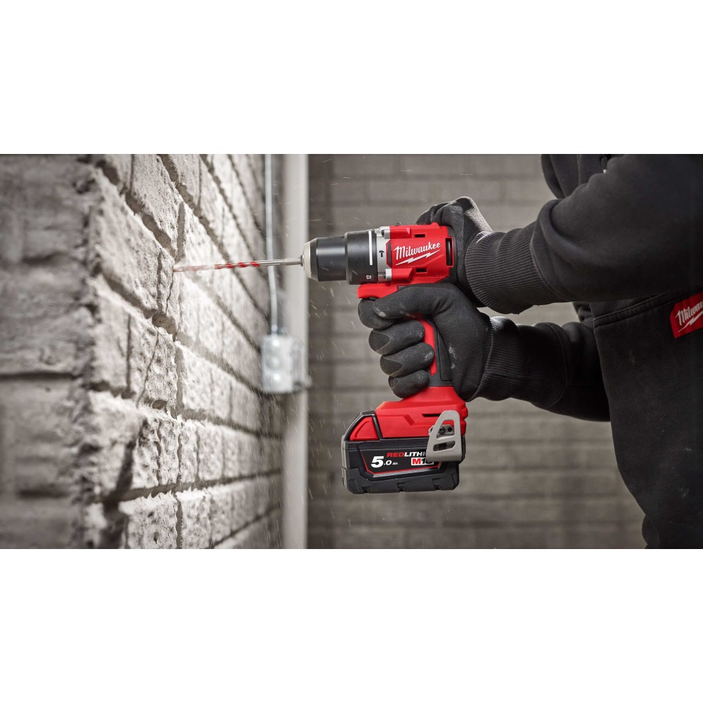 Аккумуляторная компактная дрель-шуруповерт Milwaukee M18 BLDDRC-0C