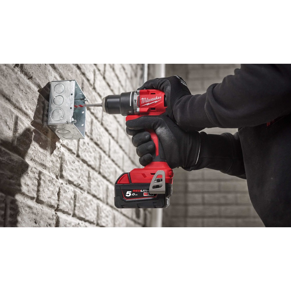 Аккумуляторная компактная дрель-шуруповерт Milwaukee M18 BLDDRC-502C