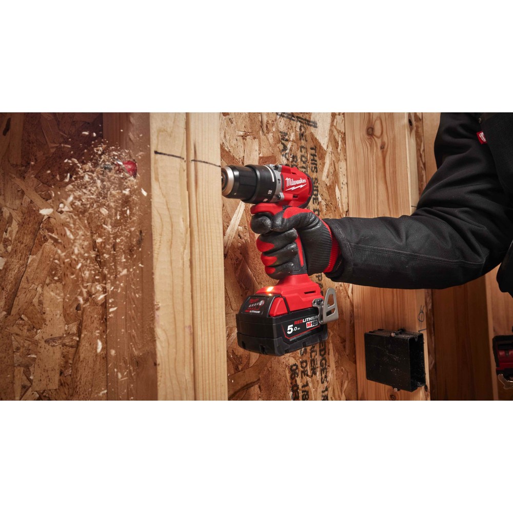 Аккумуляторная компактная дрель-шуруповерт Milwaukee M18 BLDDRC-502C