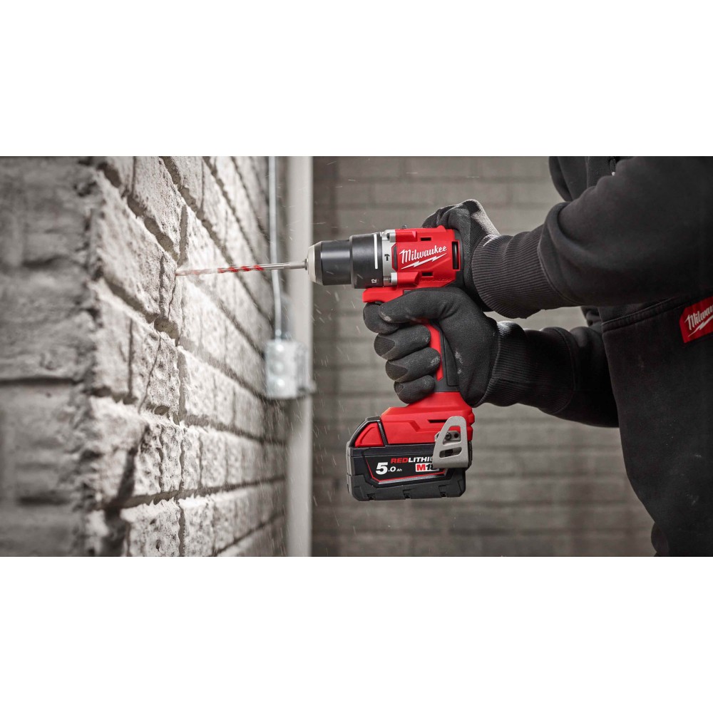 Аккумуляторная ударная дрель-шуруповерт Milwaukee M18 BLPDRC-202C