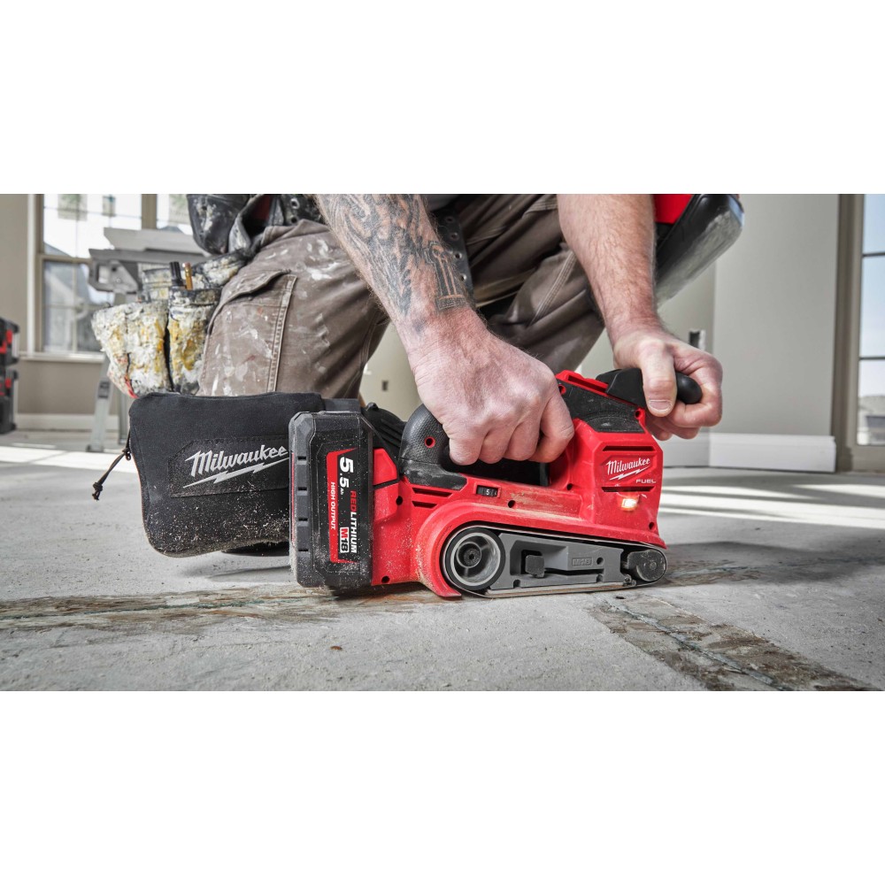 Аккумуляторная ленточная шлифовальная машина Milwaukee M18 FUEL FBTS75-552X