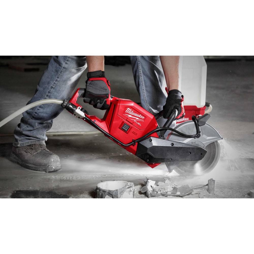 Аккумуляторная отрезная машина Milwaukee M18COS230-0