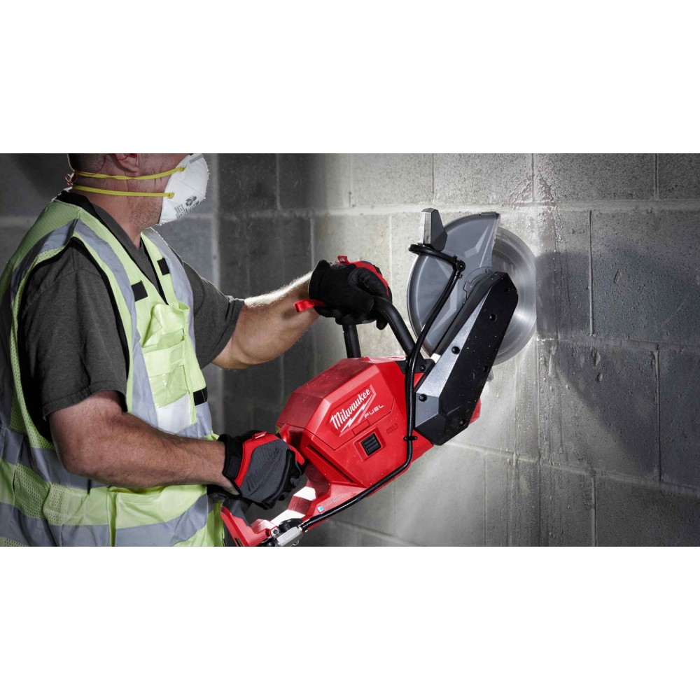 Аккумуляторная отрезная машина Milwaukee M18COS230-0