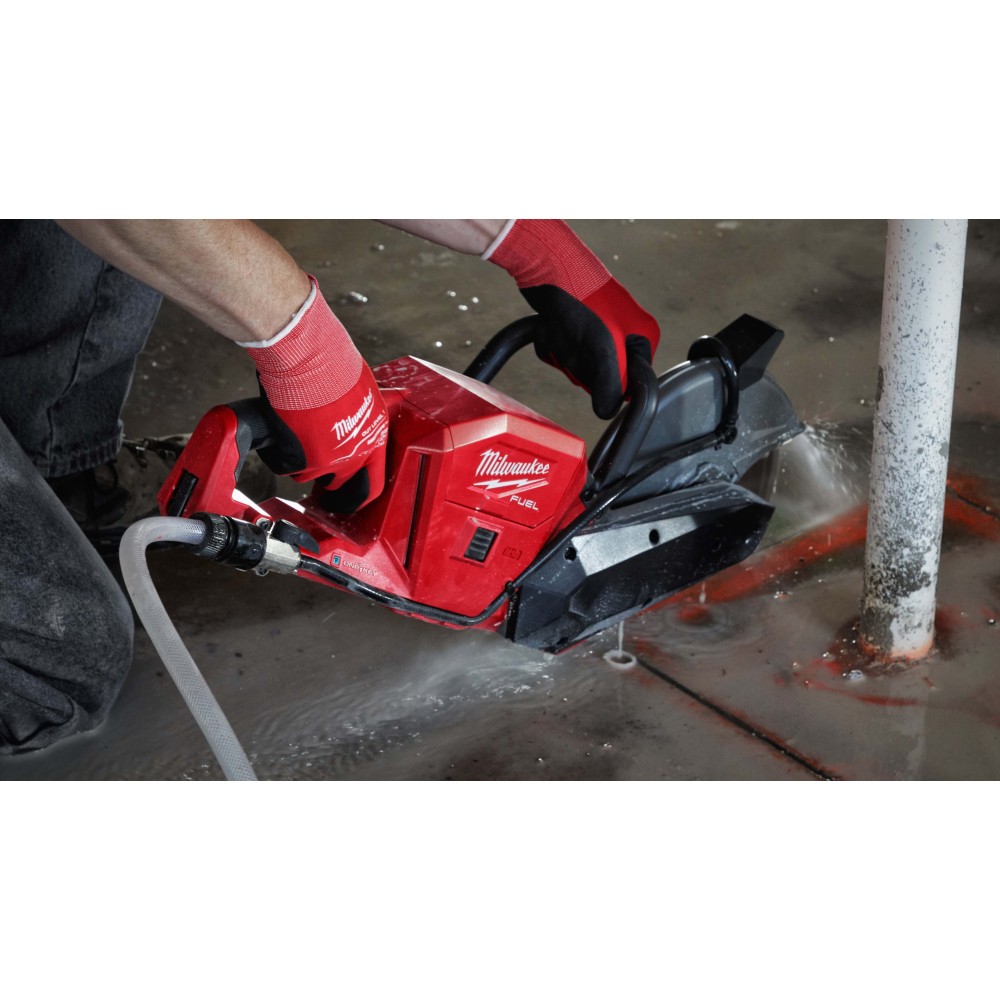 Аккумуляторная отрезная машина Milwaukee M18COS230-0