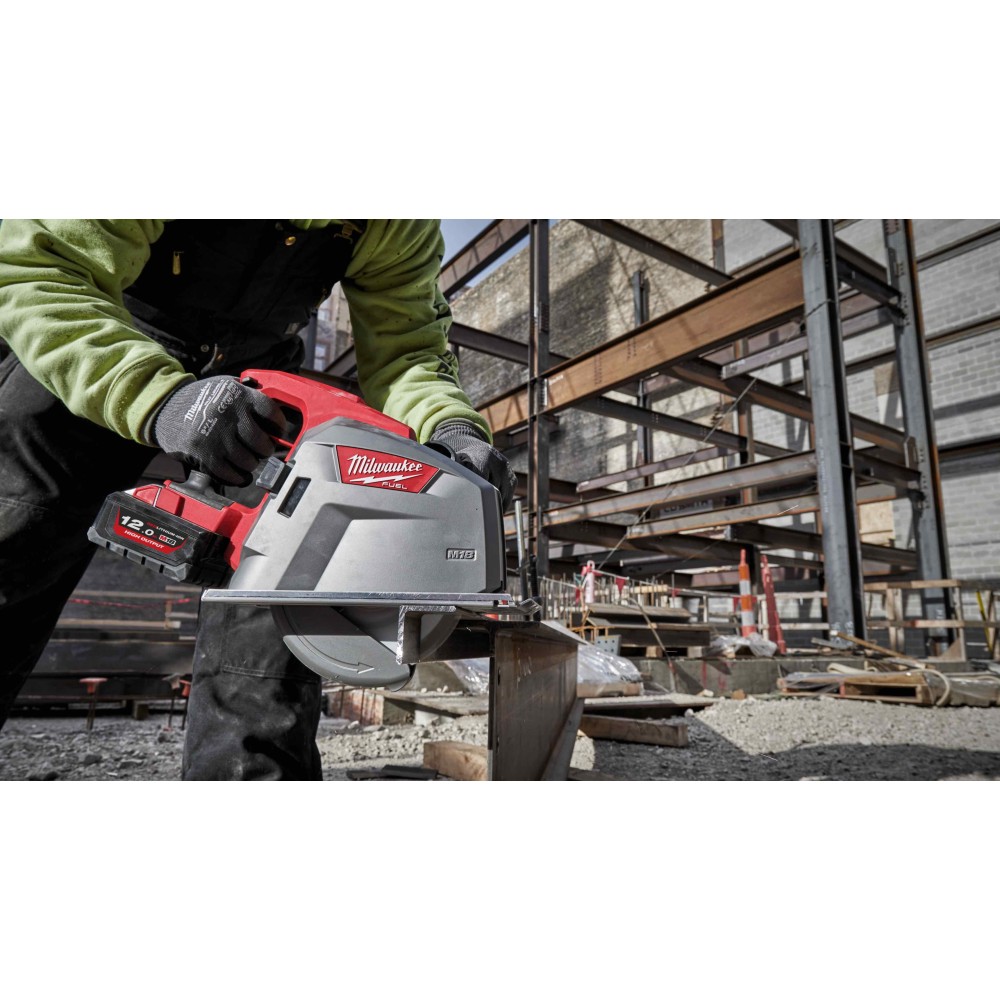 Акк. циркулярная пила по металлу 66 мм Milwaukee M18 FUEL FMCS66-121C