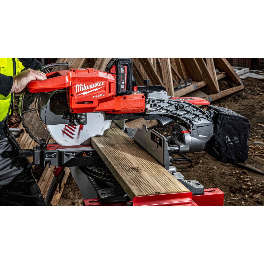 Аккумуляторная торцовочная пила Milwaukee M18 FUEL FMS254-0 с двойным углом наклона