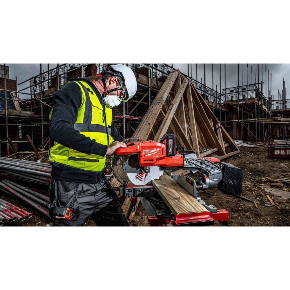 Аккумуляторная торцовочная пила Milwaukee M18 FUEL FMS254-0 с двойным углом наклона