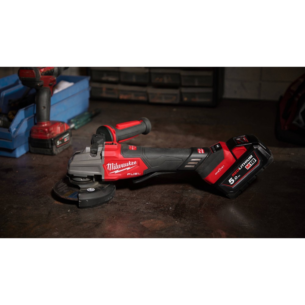 Аккумуляторная угловая шлифовальная машина Milwaukee M18 FUEL FSAGSVO125X-502X