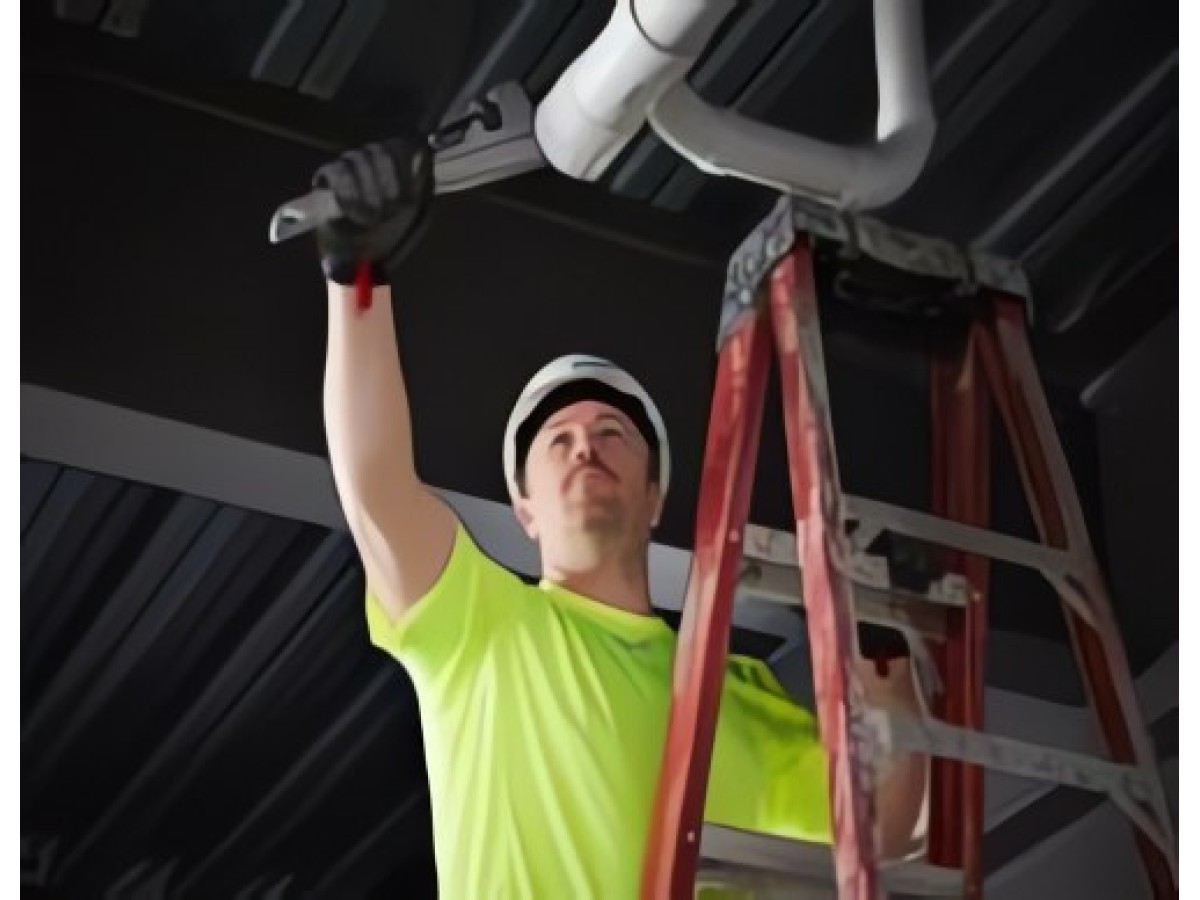 Milwaukee® представляет новые лёгкие функциональные футболки WORKSKIN™ для работы