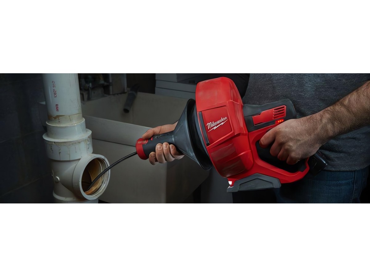 Milwaukee® представляет самые портативные прочистные машины для канализационных и сливных труб в отрасли.
