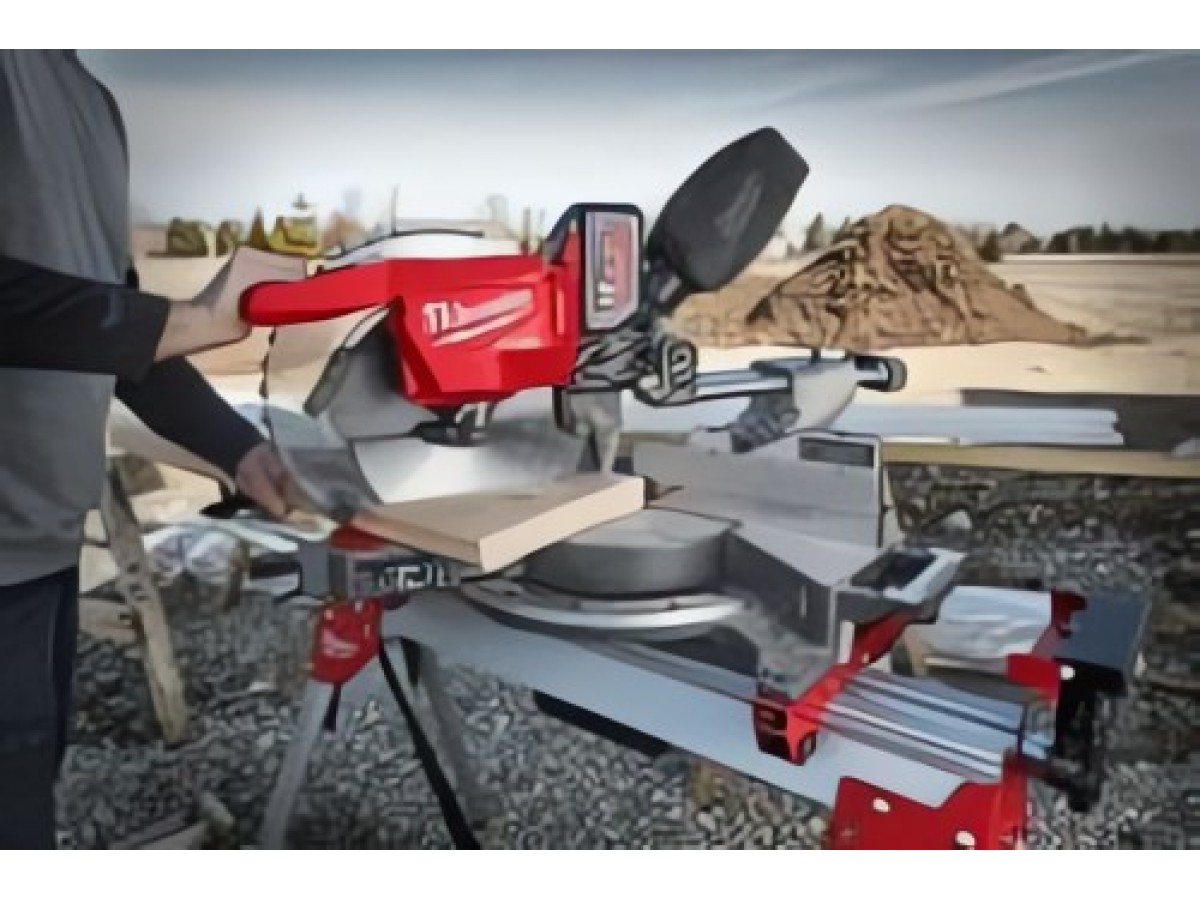 Milwaukee Tool расширяет линейку торцовочных пил новой M18 FUEL™ 305 мм комбинированной торцовочной пилой с протяжкой и двойным наклоном