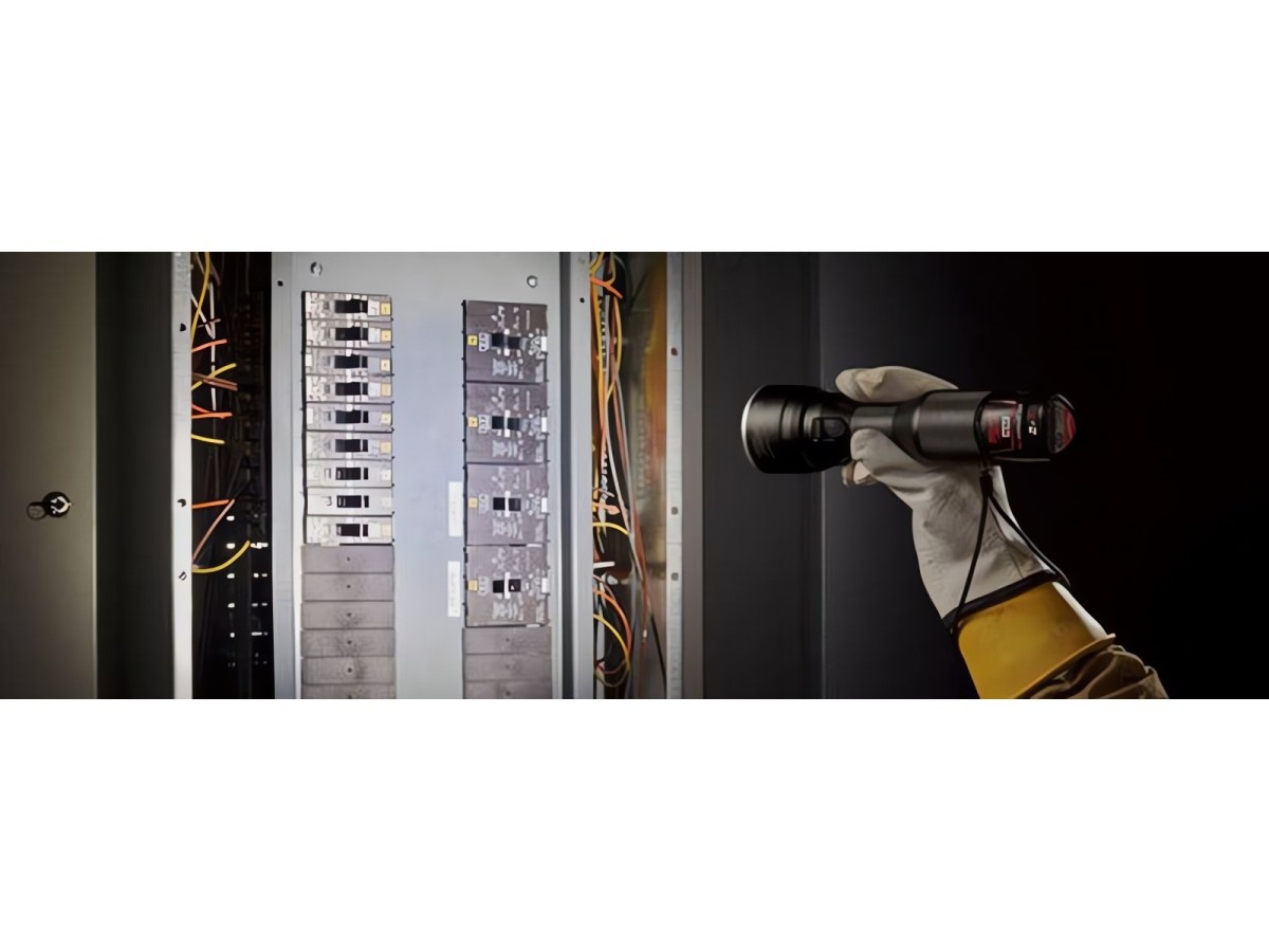 Новый металлический светодиодный фонарь Milwaukee® M12™ по-новому определяет универсальность, яркость и долговечность