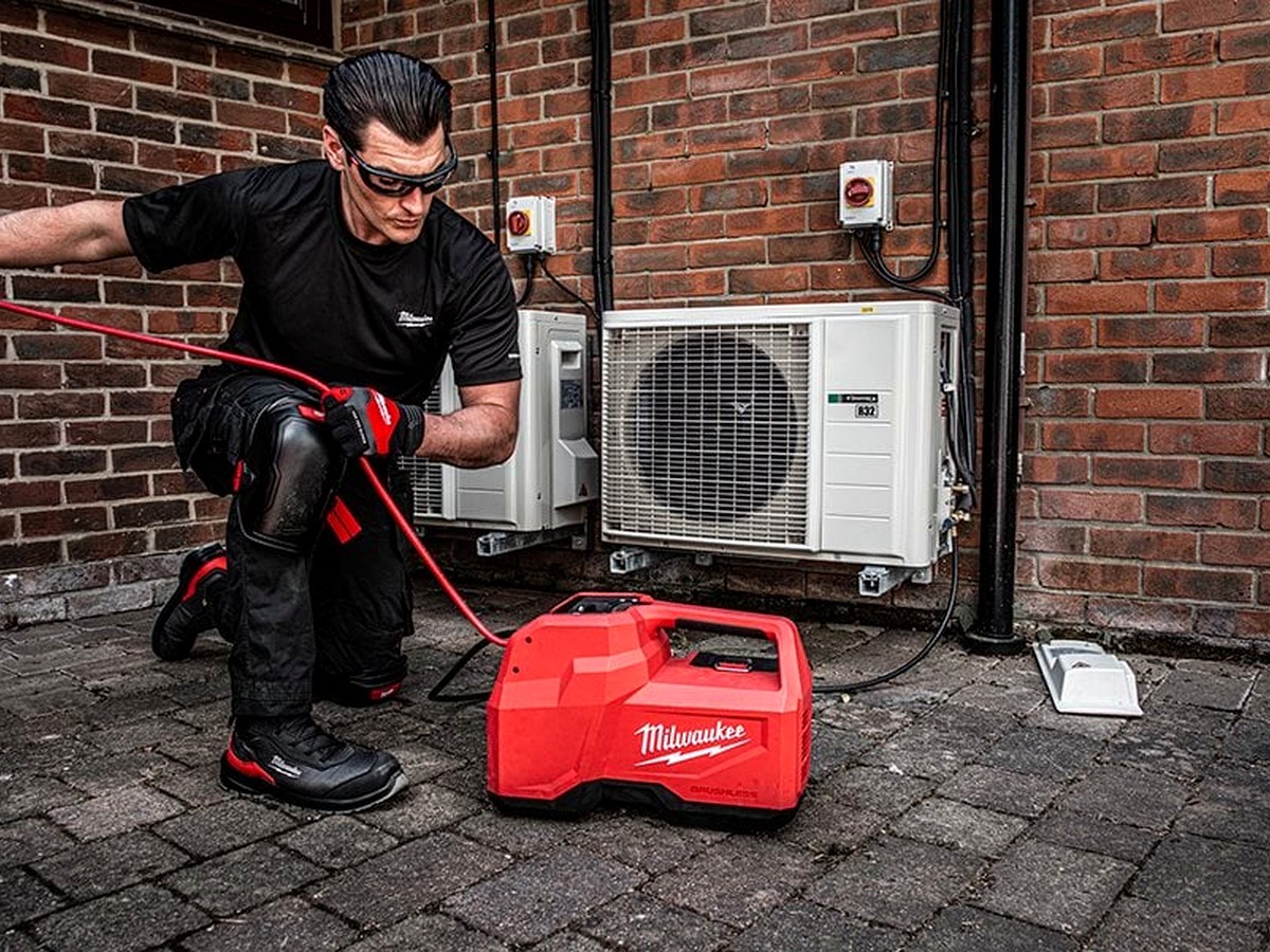 Milwaukee M18 Brushless Recovery Pump на сервисном объекте