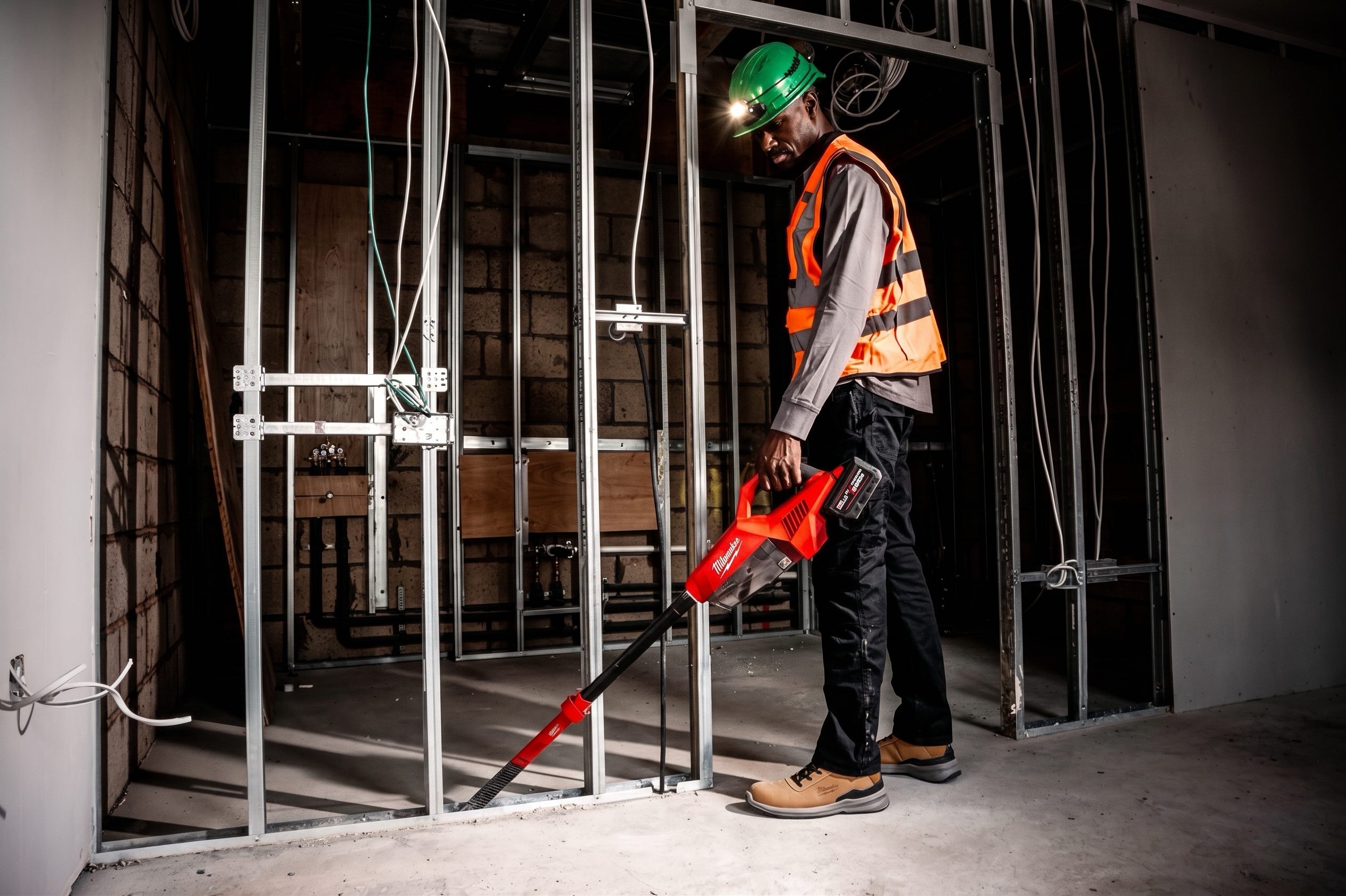 Milwaukee M18 Brushless Compact Vac на строительной площадке
