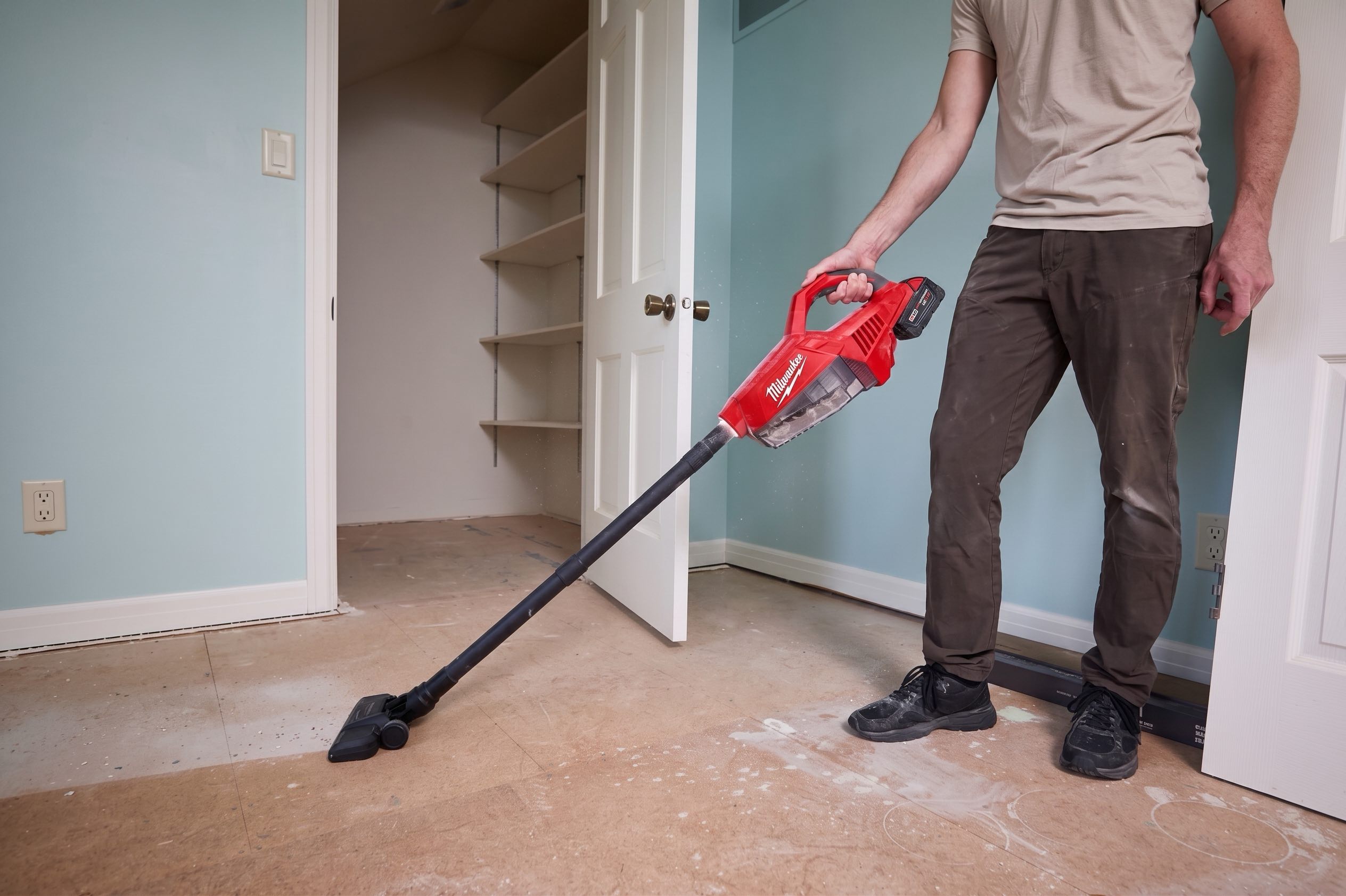 Milwaukee M18 Brushless Compact Vac при уборке помещения