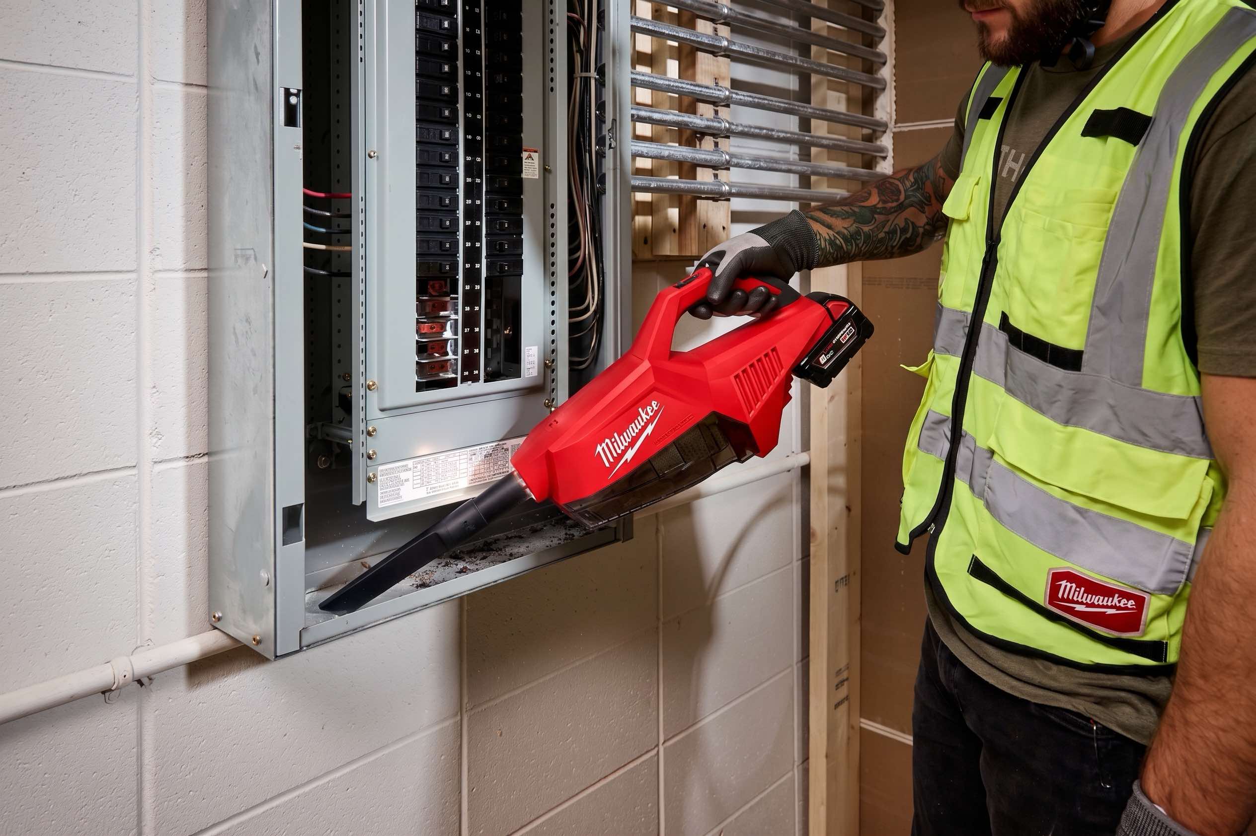 Milwaukee M18 Brushless Compact Vac при уборке электрощита