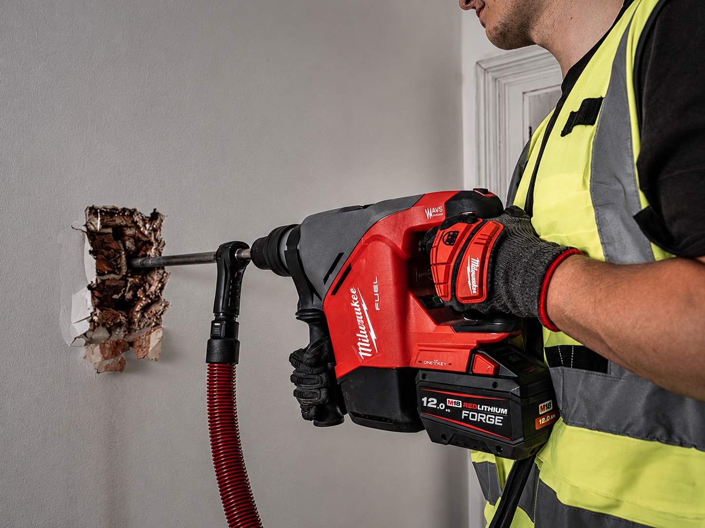 Milwaukee M18 FUEL 40 мм SDS-MAX демонтаж пола