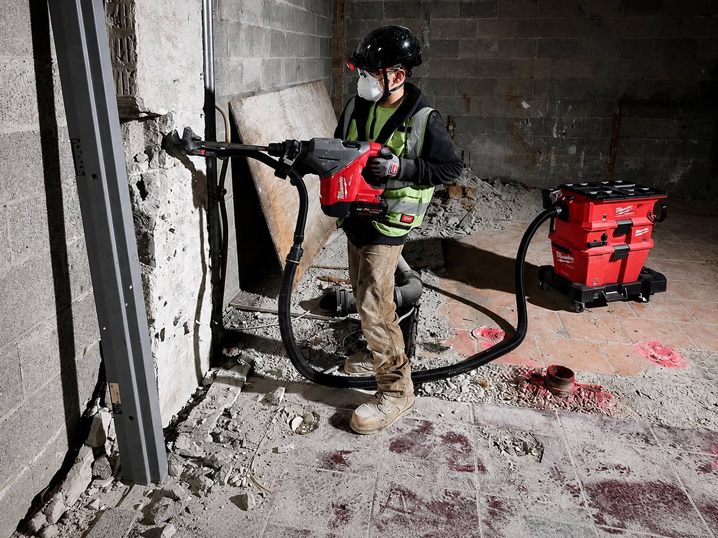 Milwaukee M18 FUEL SDS-MAX в работе по бетону