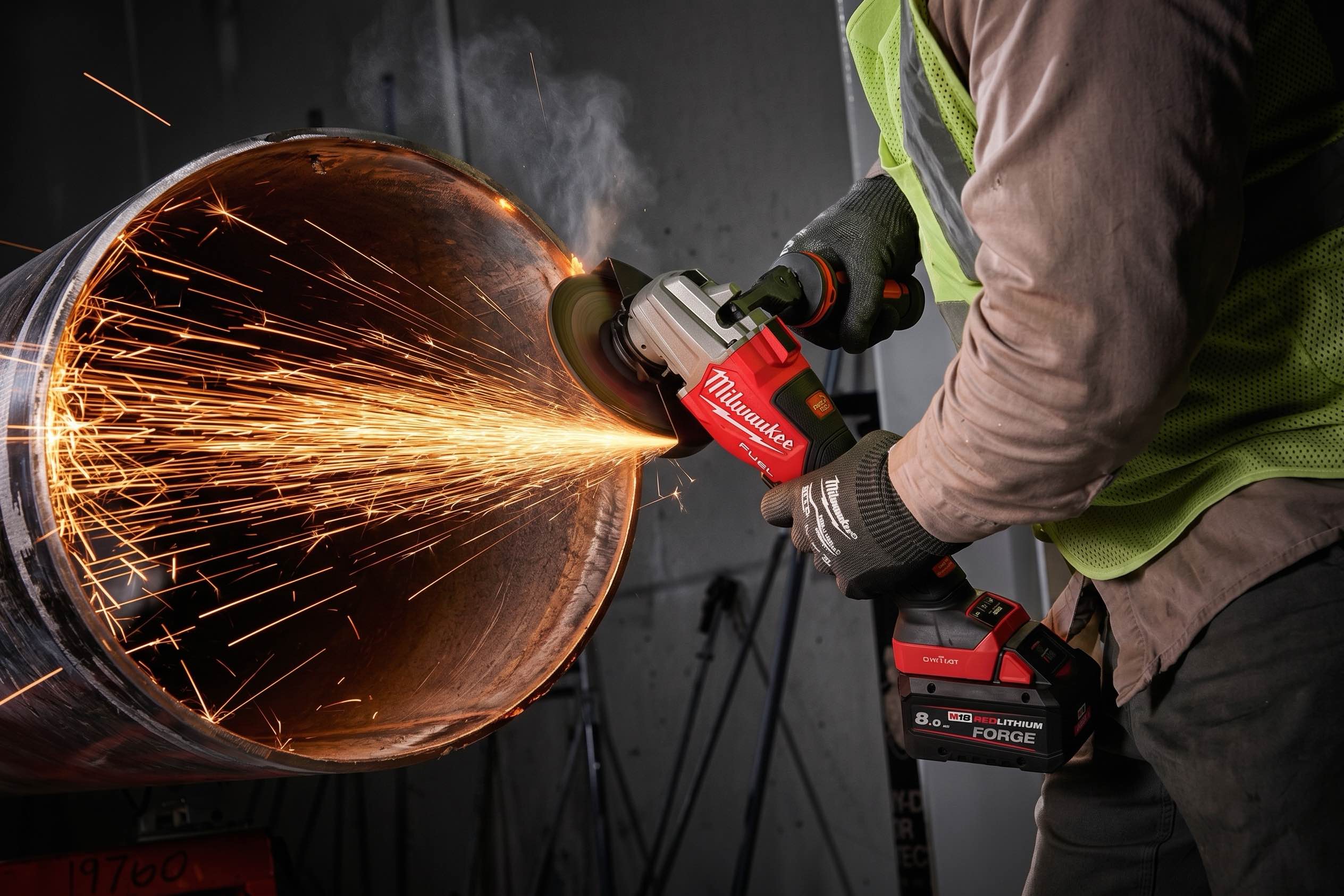 Milwaukee M18 FUEL High Performance 125 мм в работе