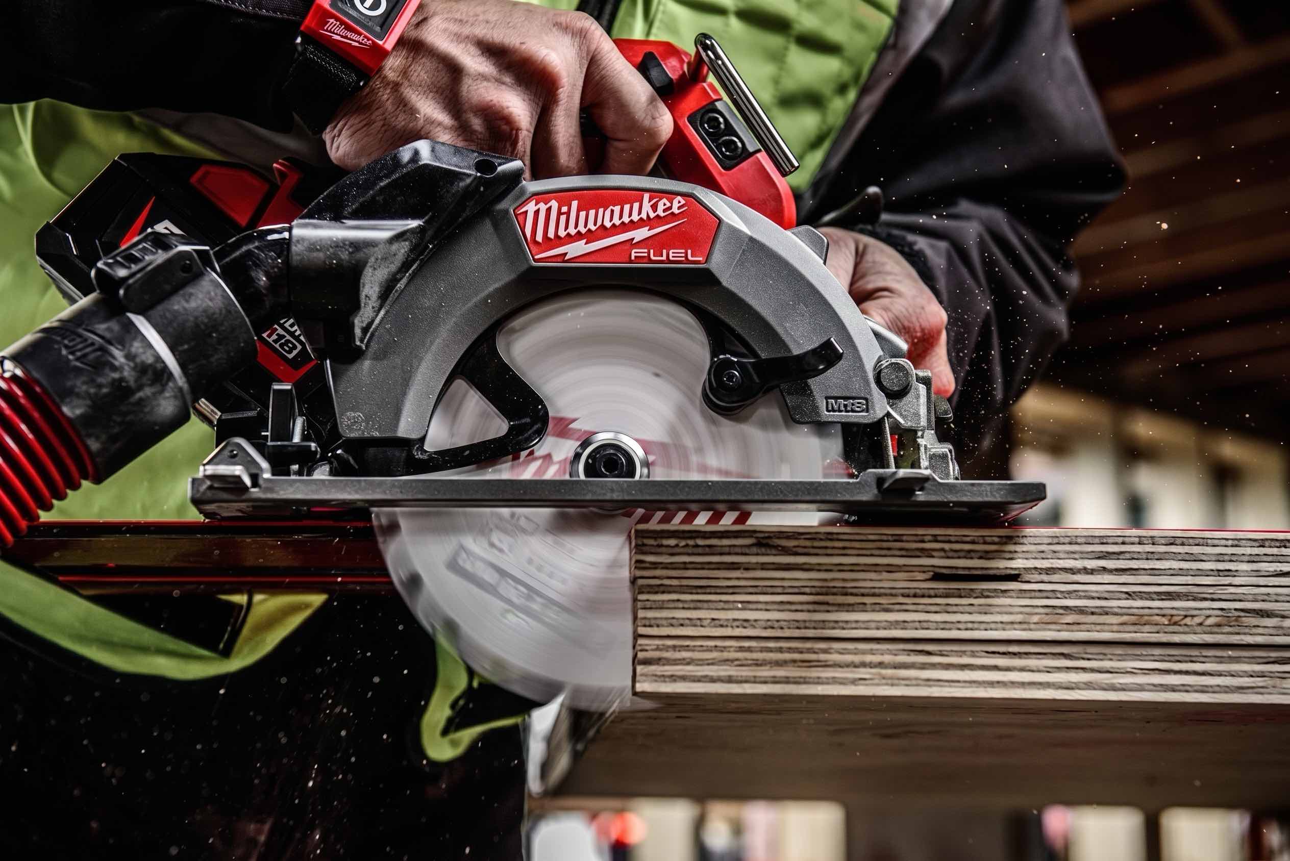 Milwaukee M18 FUEL 165 мм циркулярная пила при резке древесины