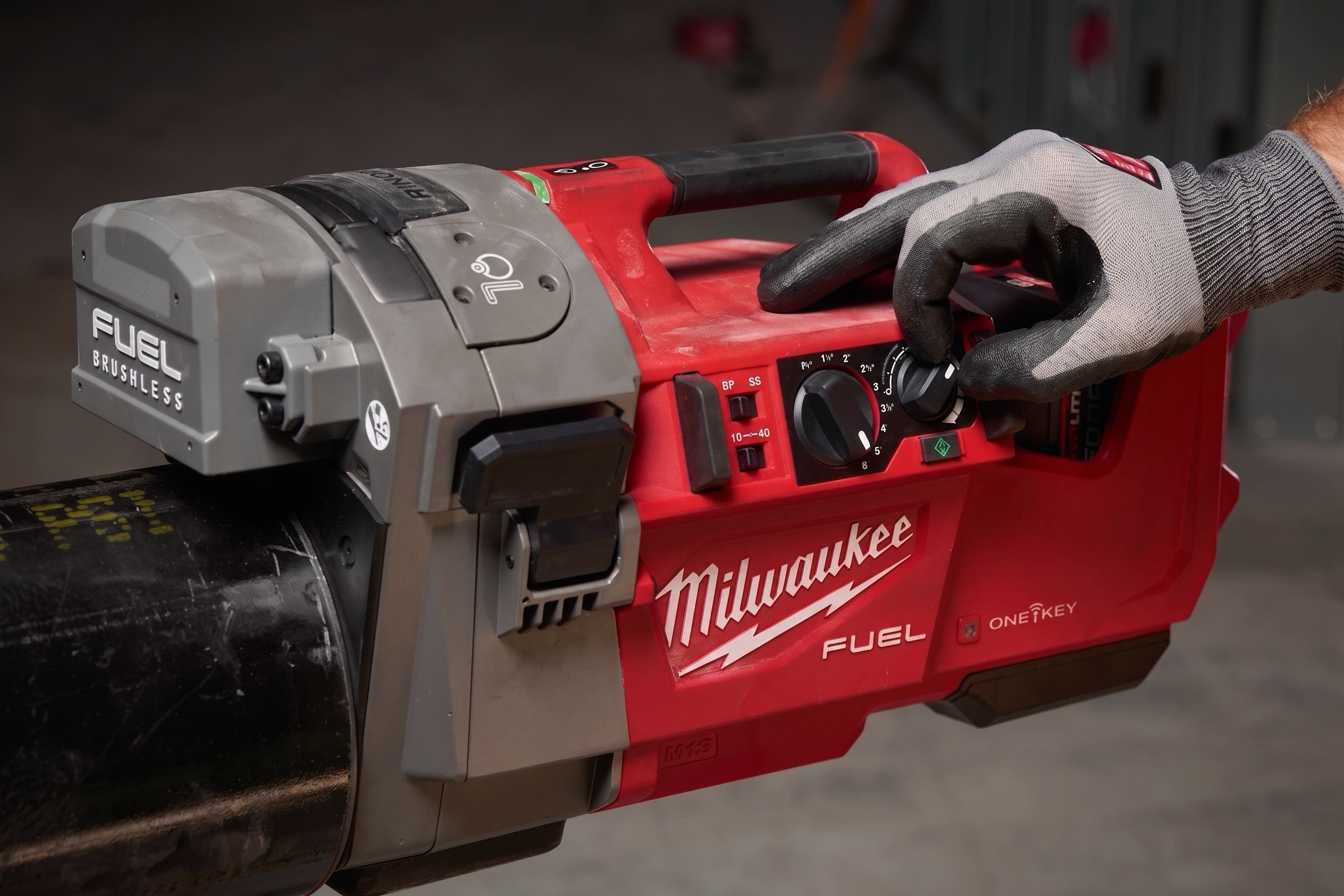 Накатка желобков Milwaukee M18 FUEL Roll Groover