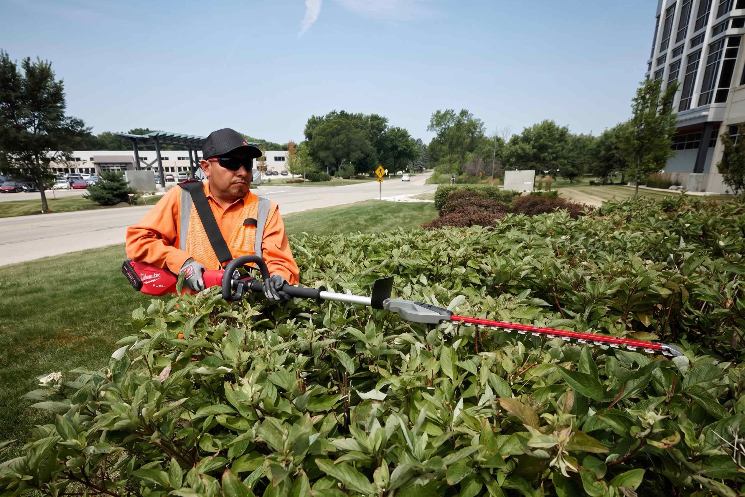 Milwaukee M18 FUEL Short Pole Hedge Trimmer в работе