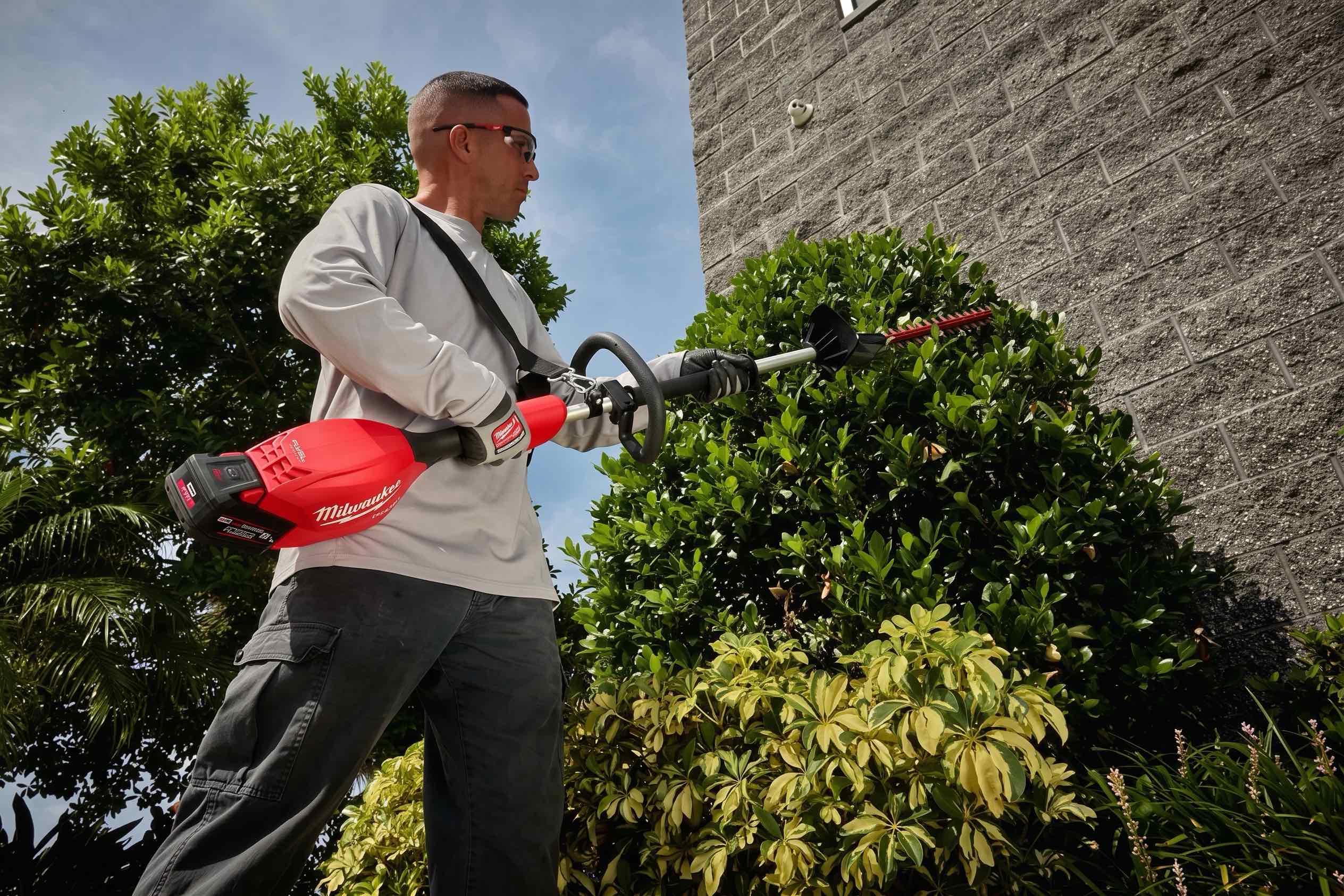 Milwaukee M18 FHETSP-0 Short Pole Hedge Trimmer комплект
