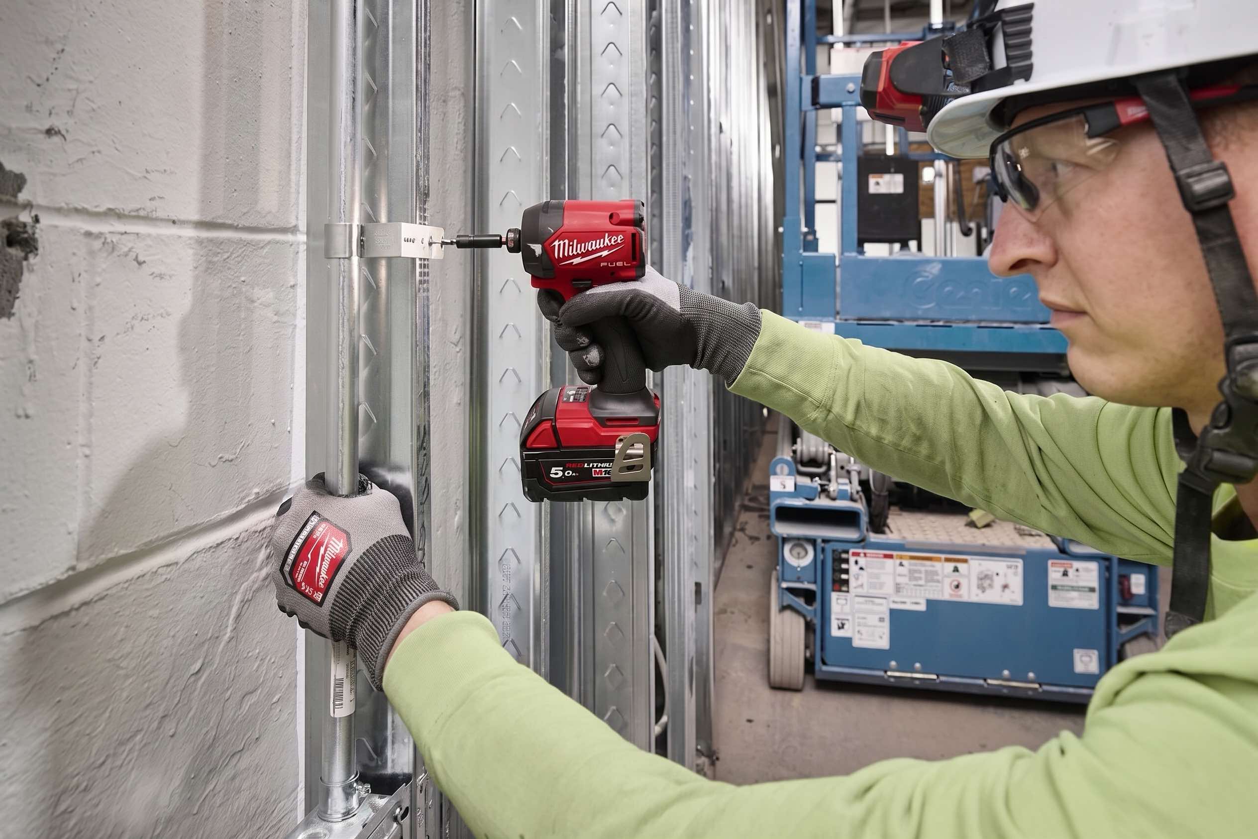 Milwaukee M18 FUEL SURGE в работе с крепежом