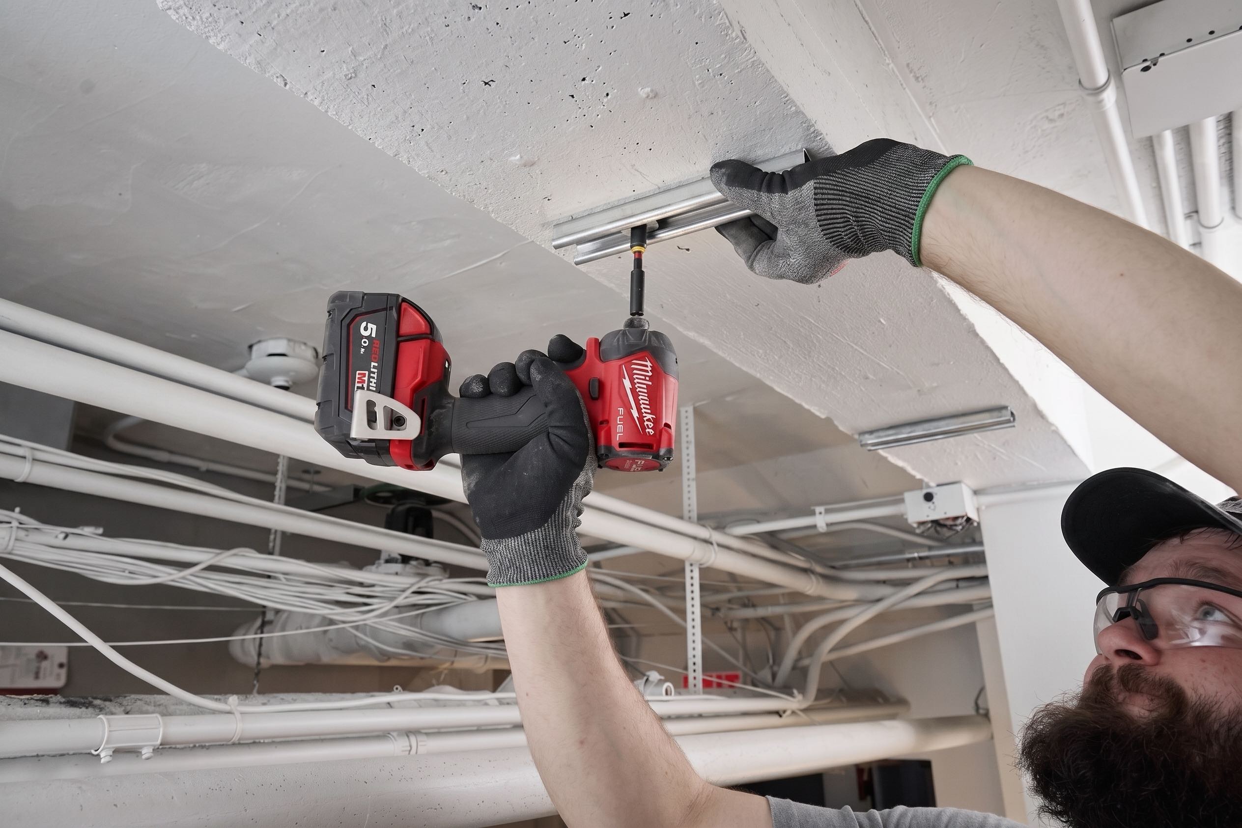 Гидравлический ударный шуруповерт Milwaukee M18 FUEL SURGE компактный корпус