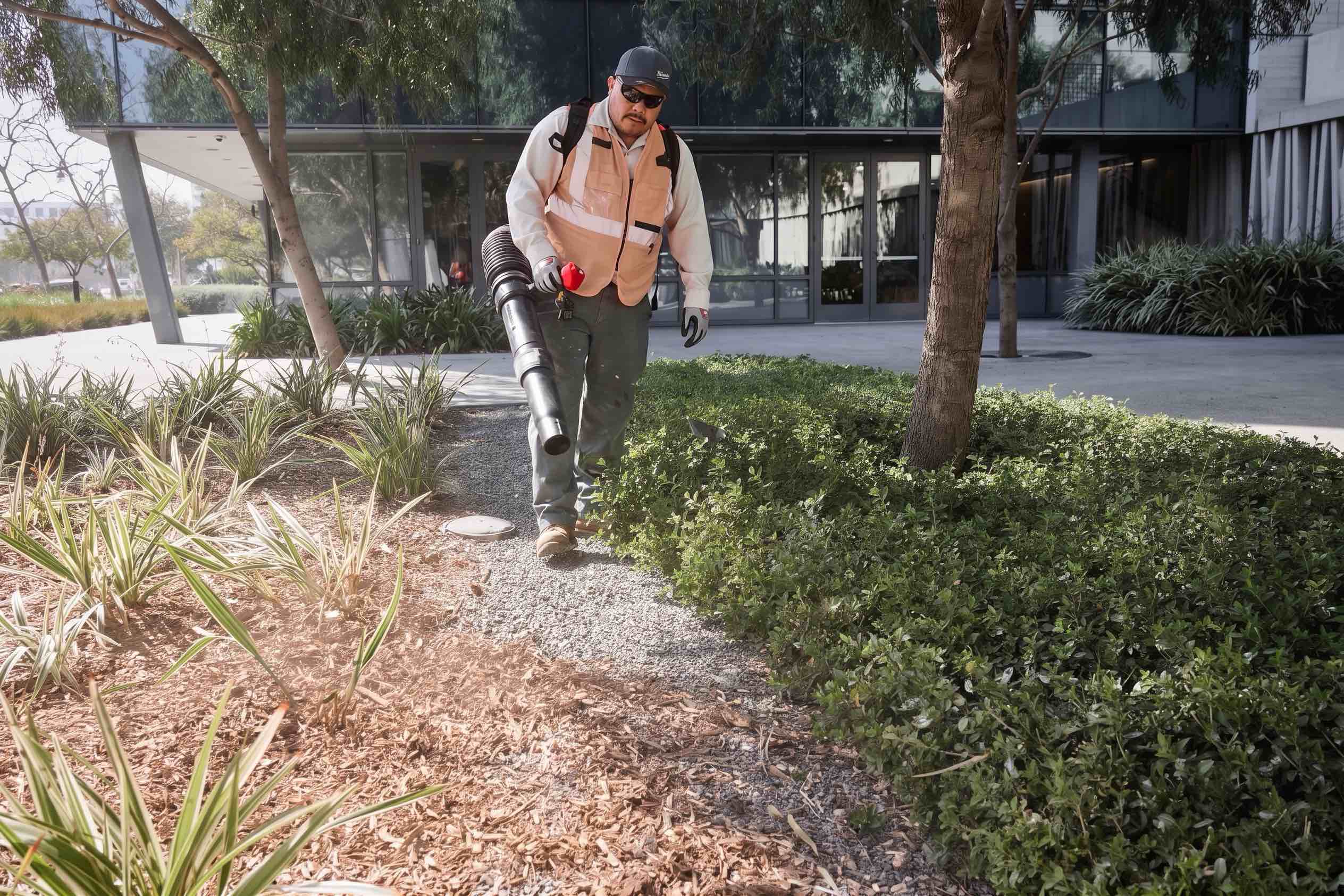 Milwaukee MX FUEL Backpack Blower на строительной площадке