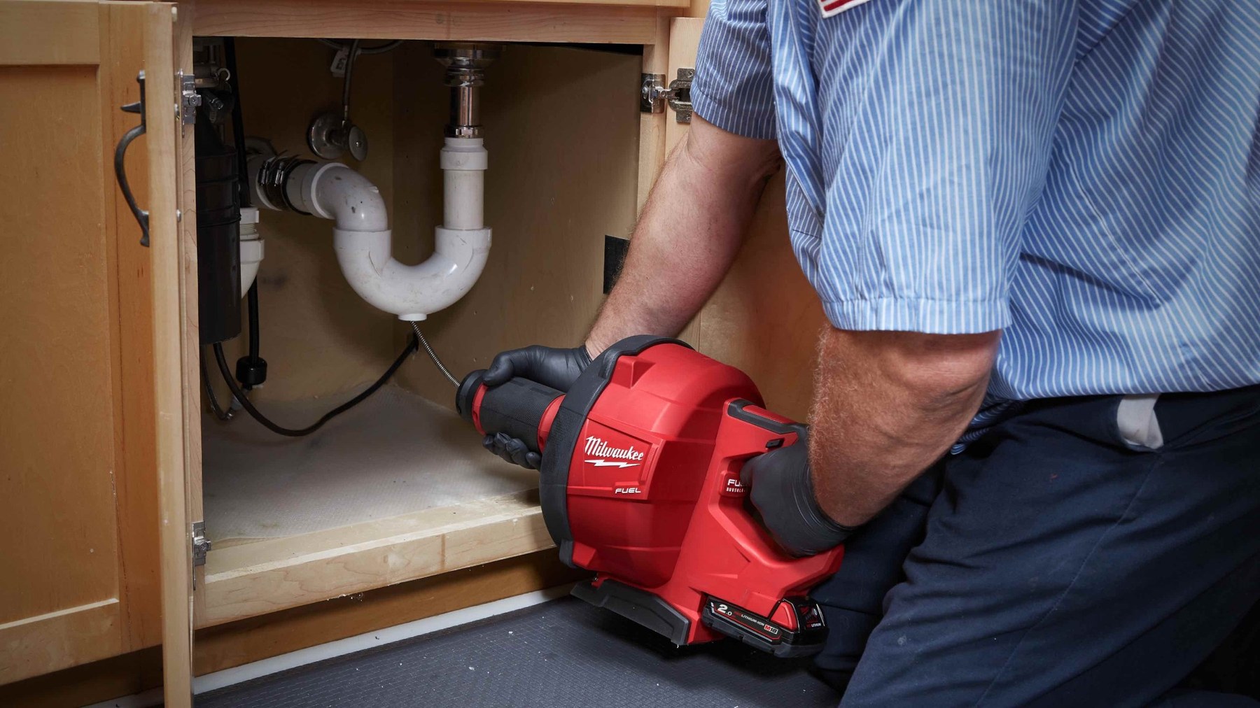 Milwaukee M18 FUEL CABLE-DRIVE под раковиной