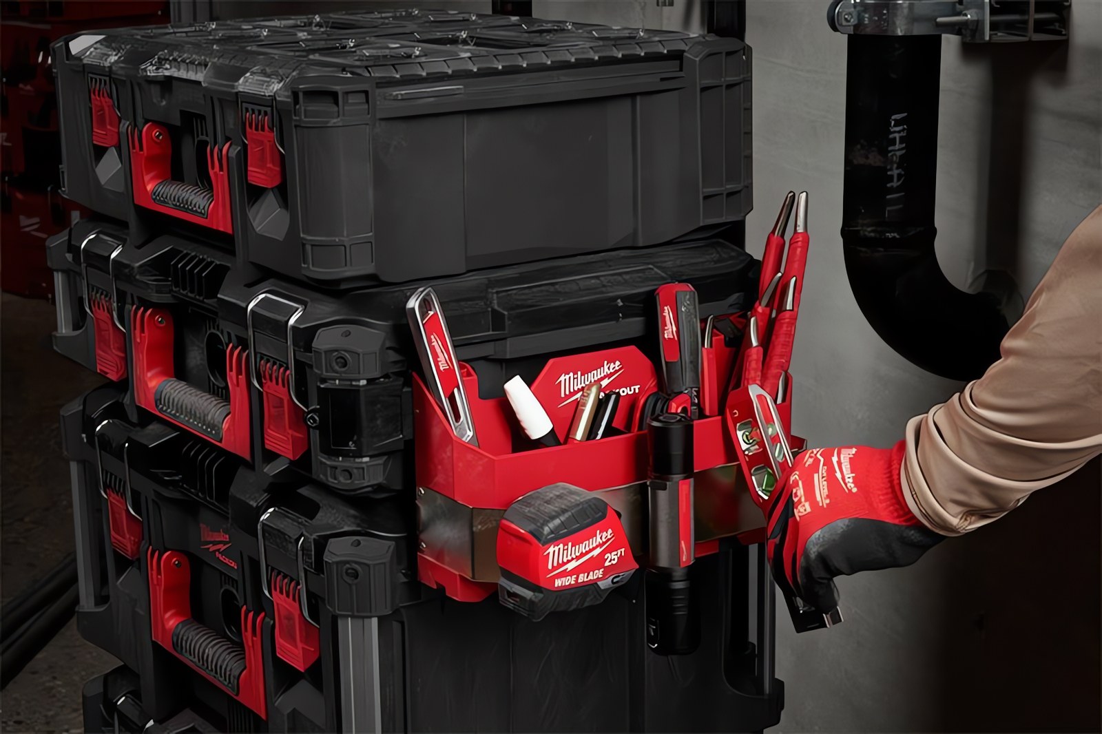MILWAUKEE® готовит к запуску линейку внешних аксессуаров для ящиков PACKOUT™, чтобы сделать работу на объекте ещё удобнее для профессионалов.