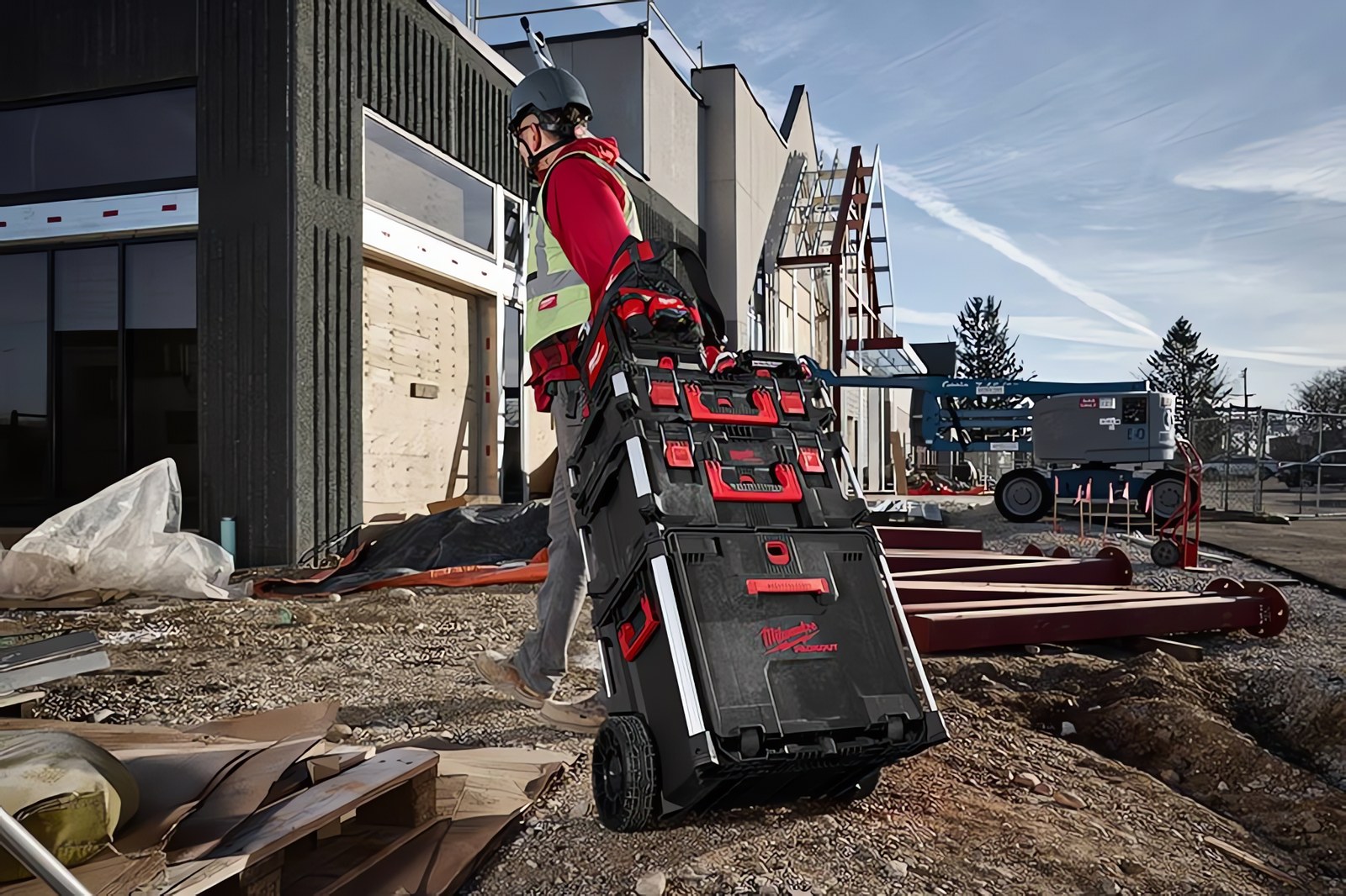 MILWAUKEE® готовит к запуску совершенно новое пополнение модульной системы PACKOUT™ — самое удобное и долговечное решение для хранения инструментов на сегодняшний день.