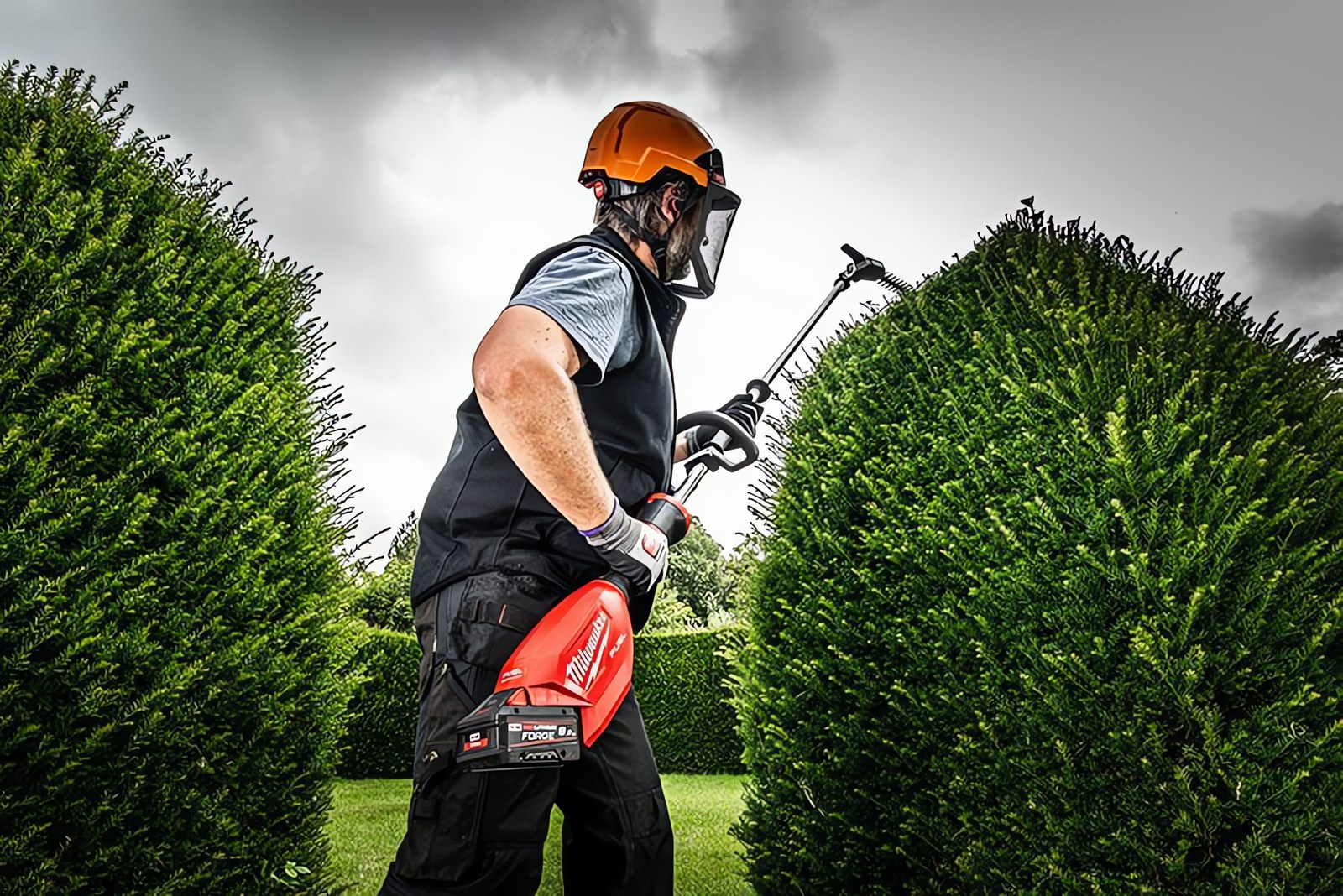 MILWAUKEE® M18 FUEL™ кусторез на штанге с увеличенным вылетом